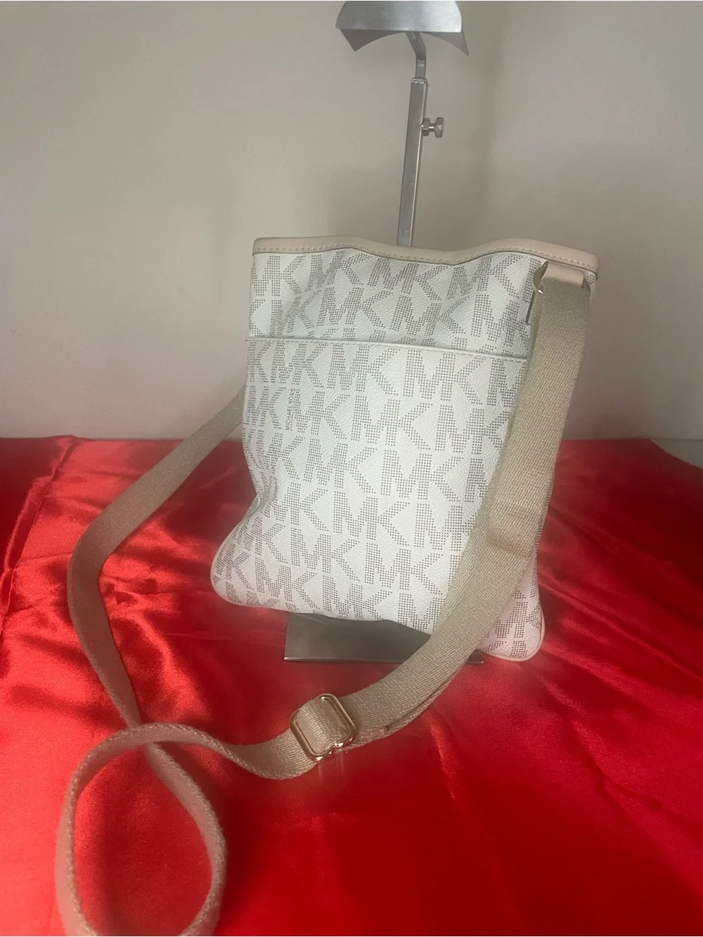Authentic Michael Kors Purse #096NC Michael Kors Jet Set Crossbody Bag vanilla